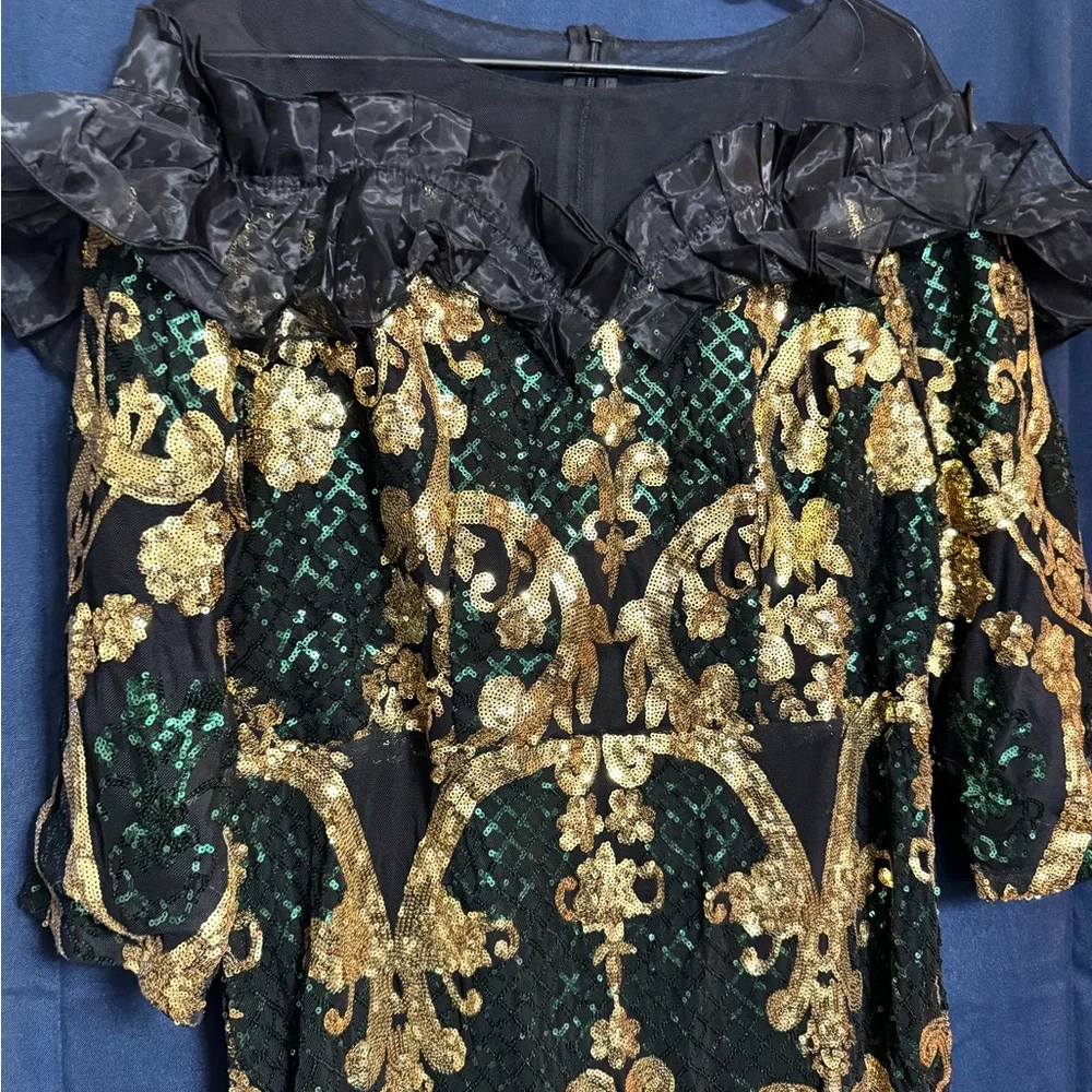 Elegant emerald Green and Gold Off-Shoulder Dress size 1XL - Picture 3 of 9